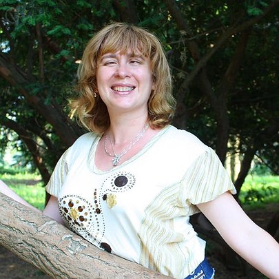 "Люди думають, що якщо ти не бачиш, то й погано чуєш": незряча гідеса Музею в темряві — про стереотипи та інклюзивність не "на папері" - 412x412