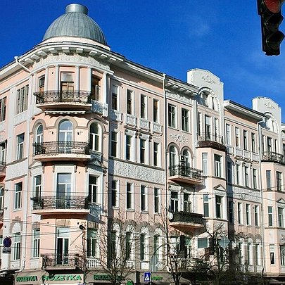 Знаменитості, привиди та підземне життя "будинку-тортика" - 412x412