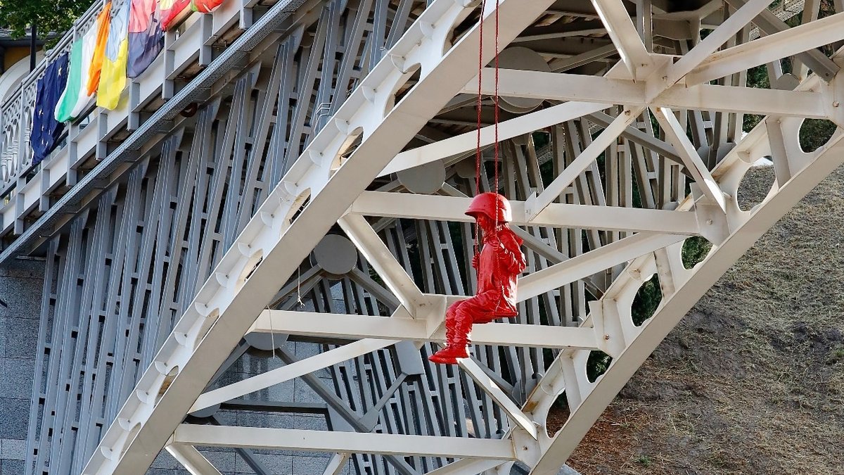 Французький художник Джеймс Коломіна створив у Києві нову скульптуру: це дівчина на гойдалці