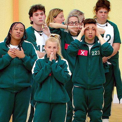 Фінал "Дивних див", історія італійської еротики й "Гра в кальмара" по-британськи: 7 серіальних прем'єр листопада - 412x412