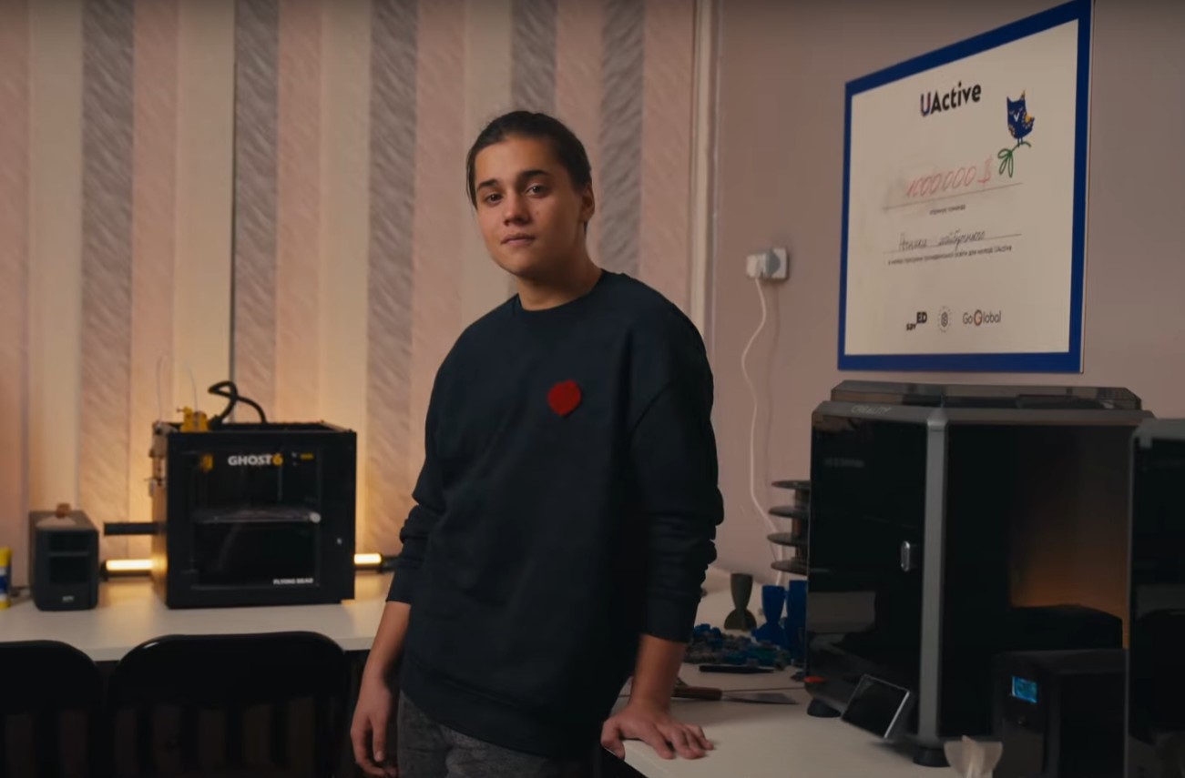 Підліток з Київщини друкує деталі для дронів з переробленого пластику на 3D-принтері