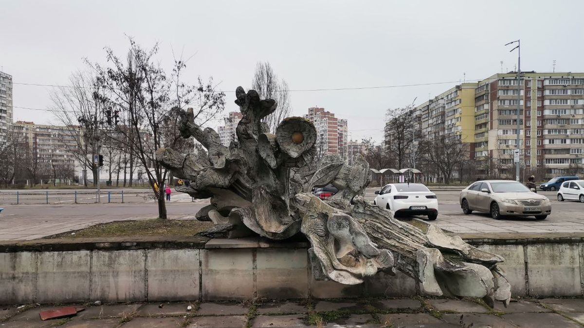 На Троєщині активісти очистили скульптуру "Букет Ернеста Коткова: відео