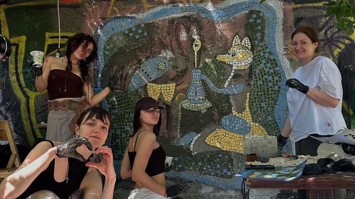 У Києві відновили врятовану від знищення мозаїку "Лисичка та журавель": фото