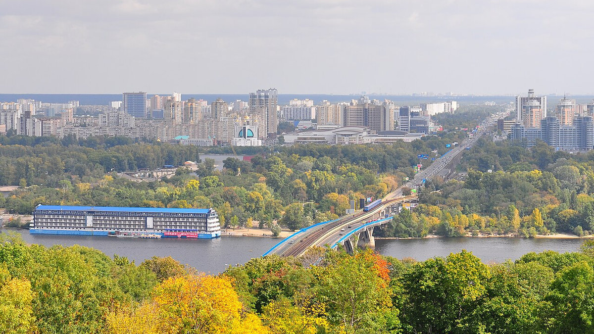 На Мосту метро обмежили рух транспорту