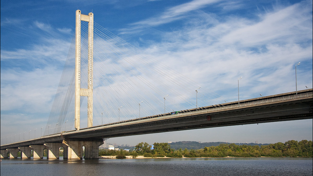 Під час повітряної тривоги обмежуватимуть рух Південним мостом: як курсуватимуть автобуси