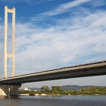 Під час повітряної тривоги обмежуватимуть рух Південним мостом: як курсуватимуть автобуси - 412x412