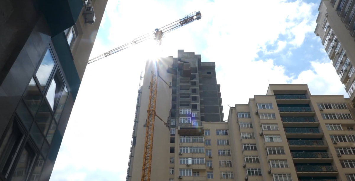 У Солом'янському районі відновлюють багатоповерхівку, в яку влучила російська ракета