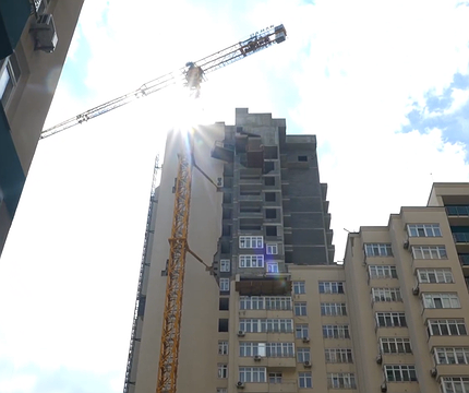 У Солом'янському районі відновлюють багатоповерхівку, в яку влучила російська ракета - 412x412