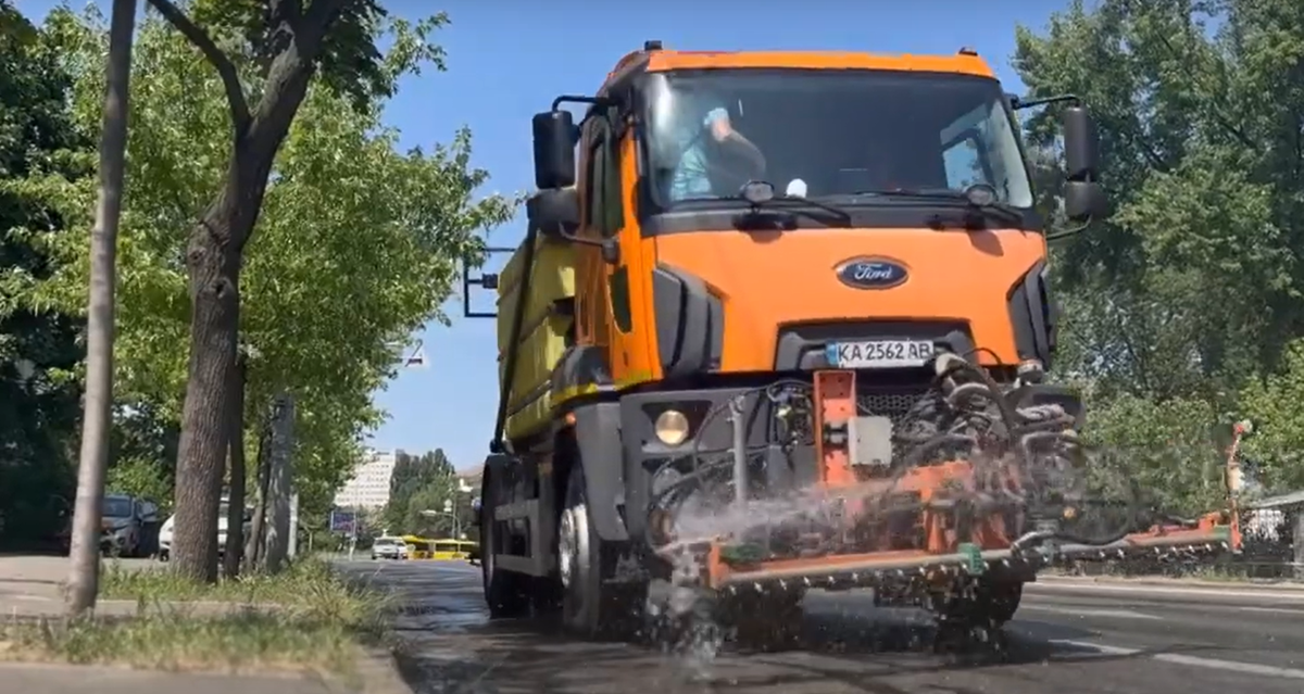 Комунальники поливають вулиці водою: навіщо це потрібно