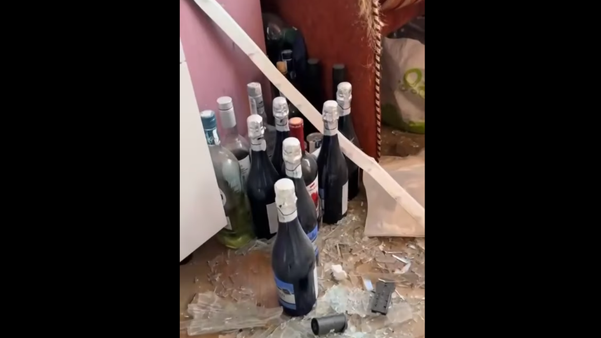 "Шампанське вціліло!": киянка показала свою розбиту квартиру після обстрілу