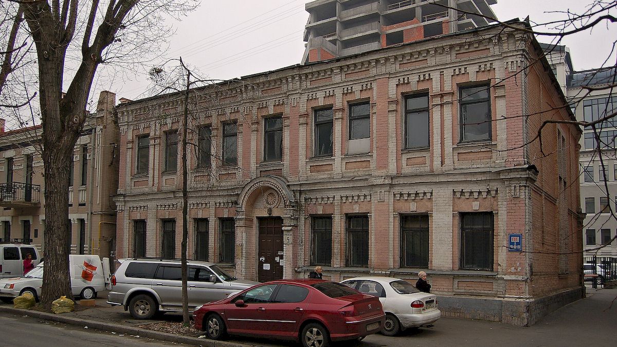 На Лук'янівці виставили на продаж старовинну садибу кінця ХІХ століття