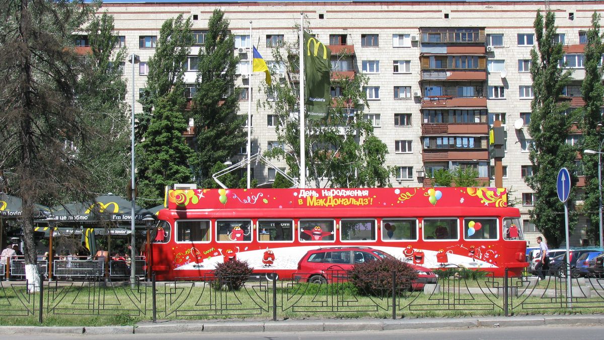 Імовірно утилізують: куди відвезли дитячий трамвай біля McDonald's на Солом'янці