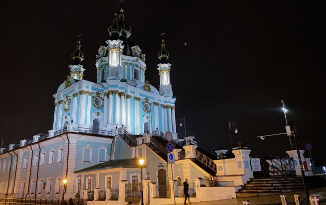 У Києві за понад два роки перерви засяяла Андріївська церква