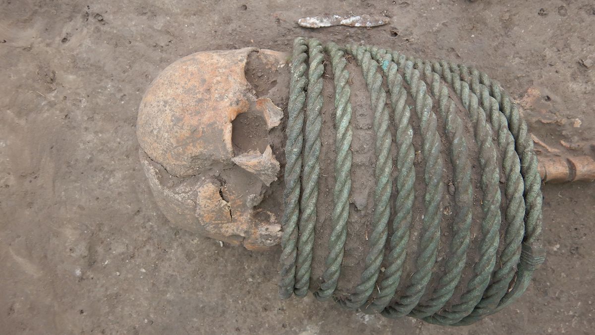 Неподалік Києва археологи натрапили на старовинні поховання зі зброєю і коштовностями