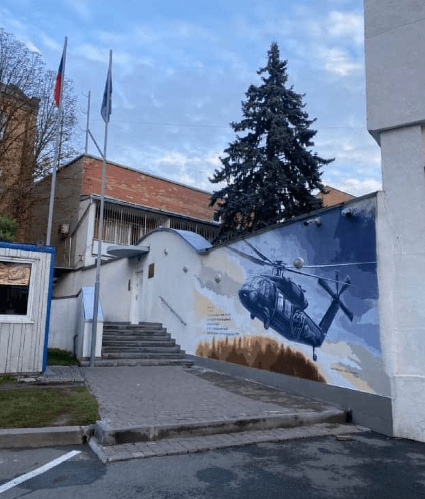 мурал на стіні біля посольства Чехії