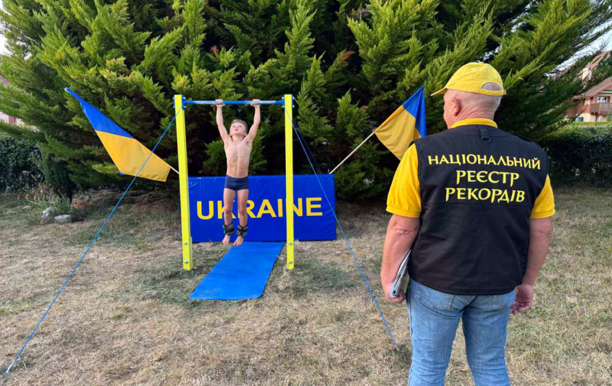 Рекорд семирічного хлопчика з підтягування