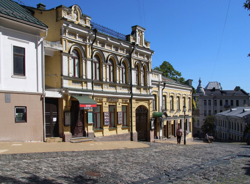 будівлі, що стоять пусткою на Андріївському узвоз
