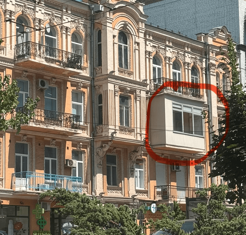 балкон-самобуд у Києві демонтували