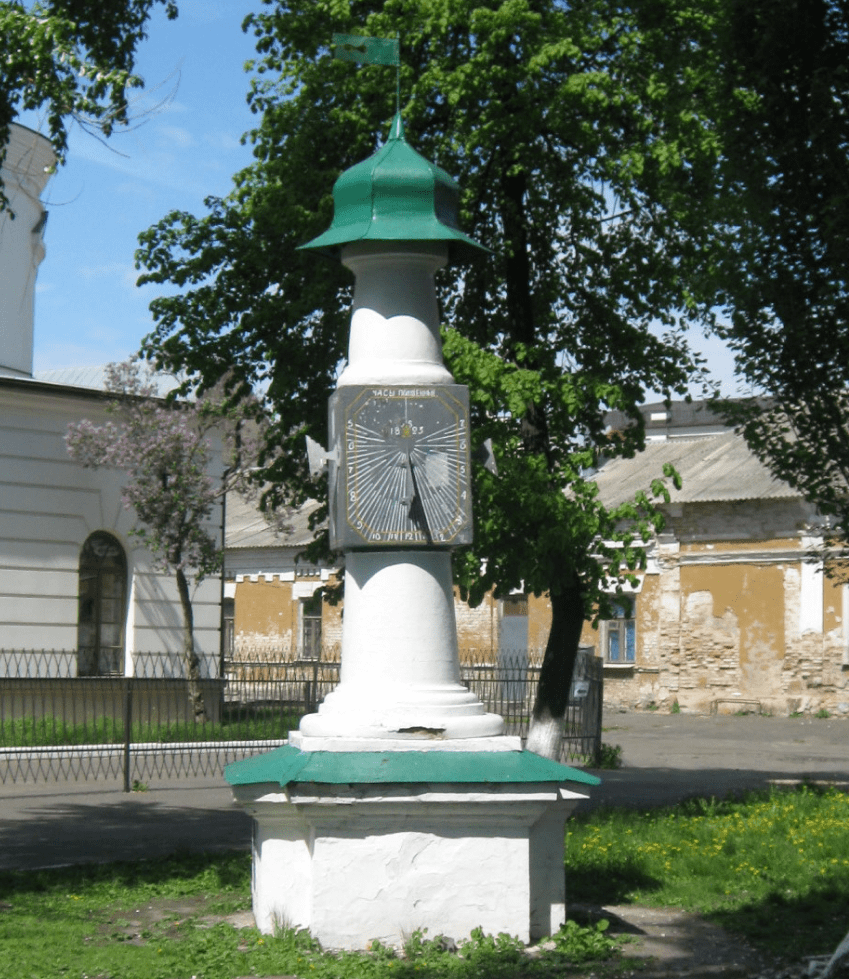 старовинний годинник біля НАУккМА