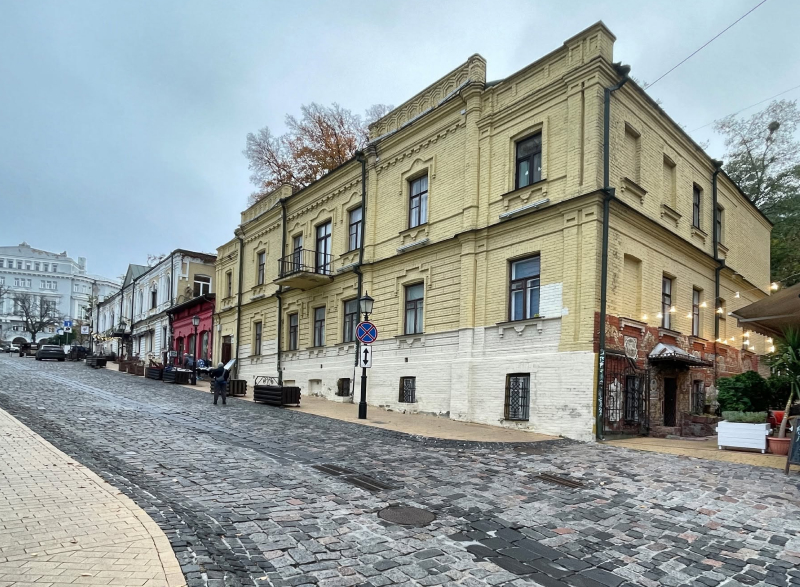 будівлі, що стоять пусткою на Андріївському узвоз