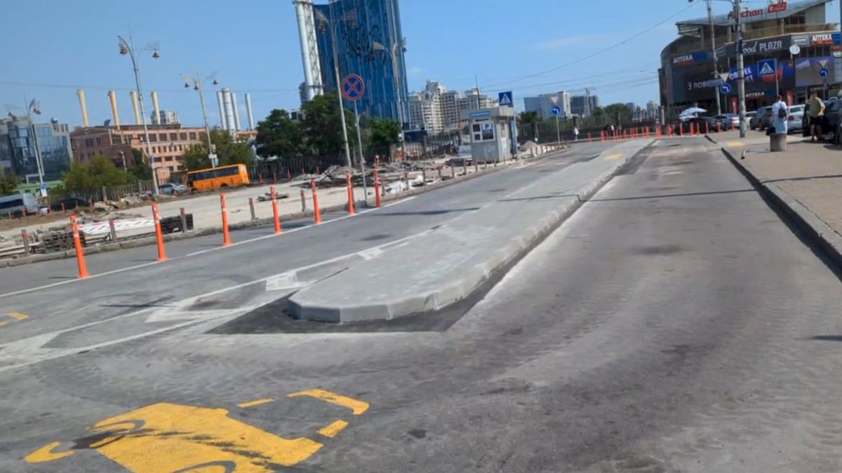 На Вокзальній площі відкрили зону Kiss&Ride, але водії її ігнорують