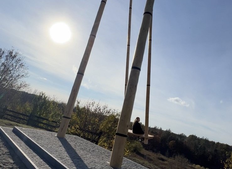 На Київщині звели найвищу дерев'яну гойдалку України: де її знайти