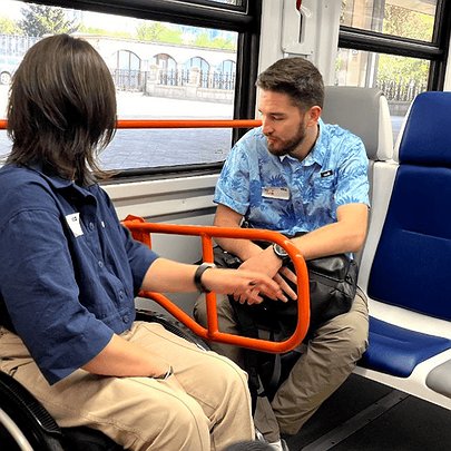 Відтепер пасажири з інвалідністю можуть придбати квитки на потяг онлайн: як це працює - 412x412