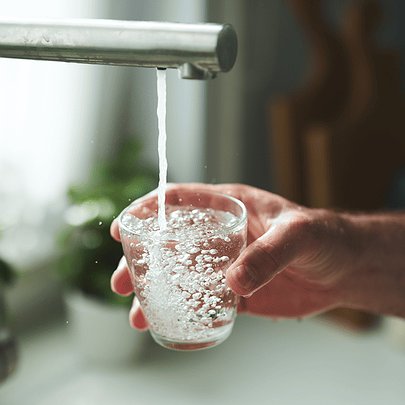 У Києві повернули водопостачання до будинків, триває відновлення тепла - 412x412