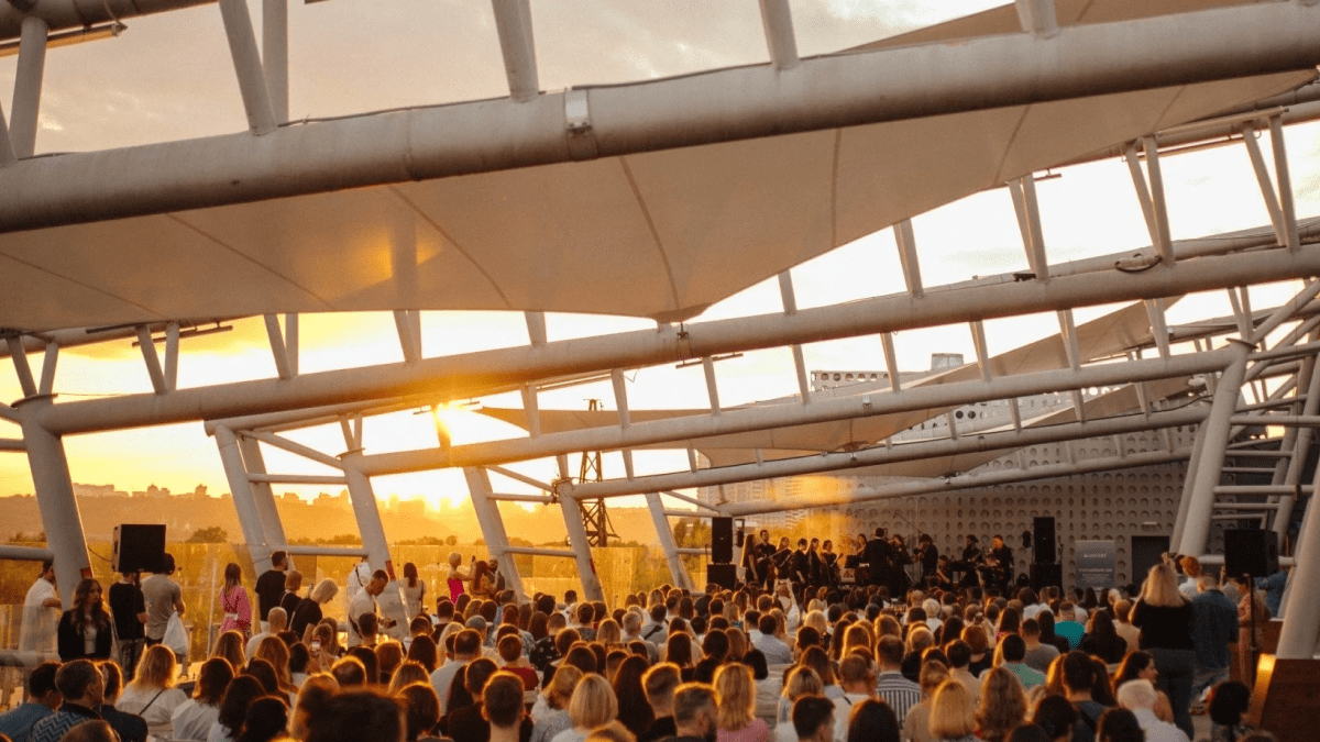 оркестр на даху Рівер мол