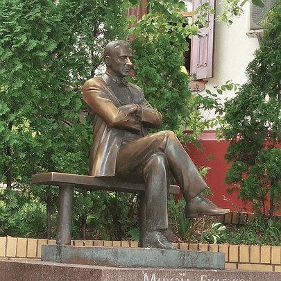 Пам'ятники Булгакову та Ахматовій демонтують: у Києві триває декомунізація - 412x412