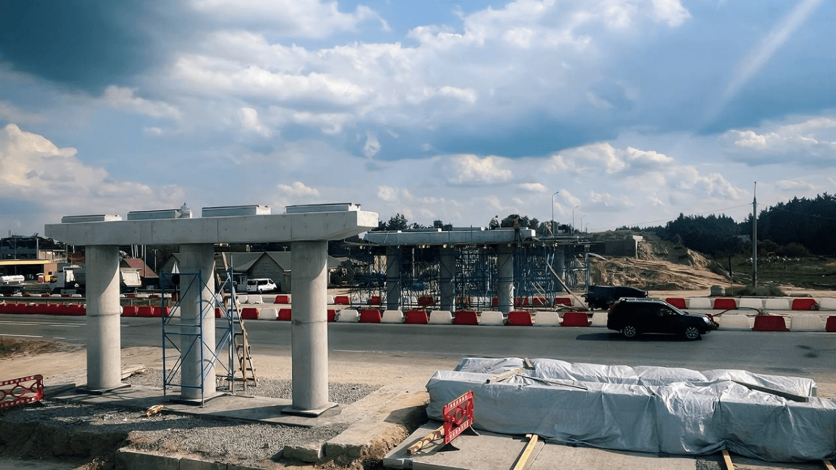 На Київщині відновлюють зруйнований у 2022 році міст