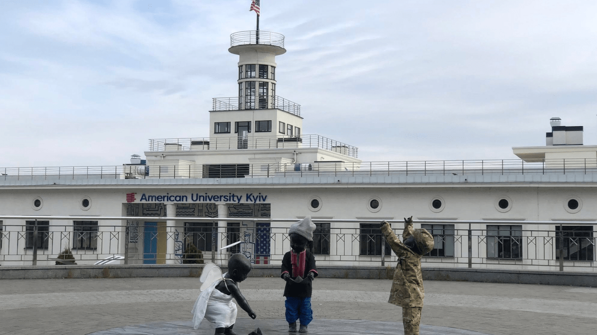 Скульптури малюків у Києві переодягнули: фото