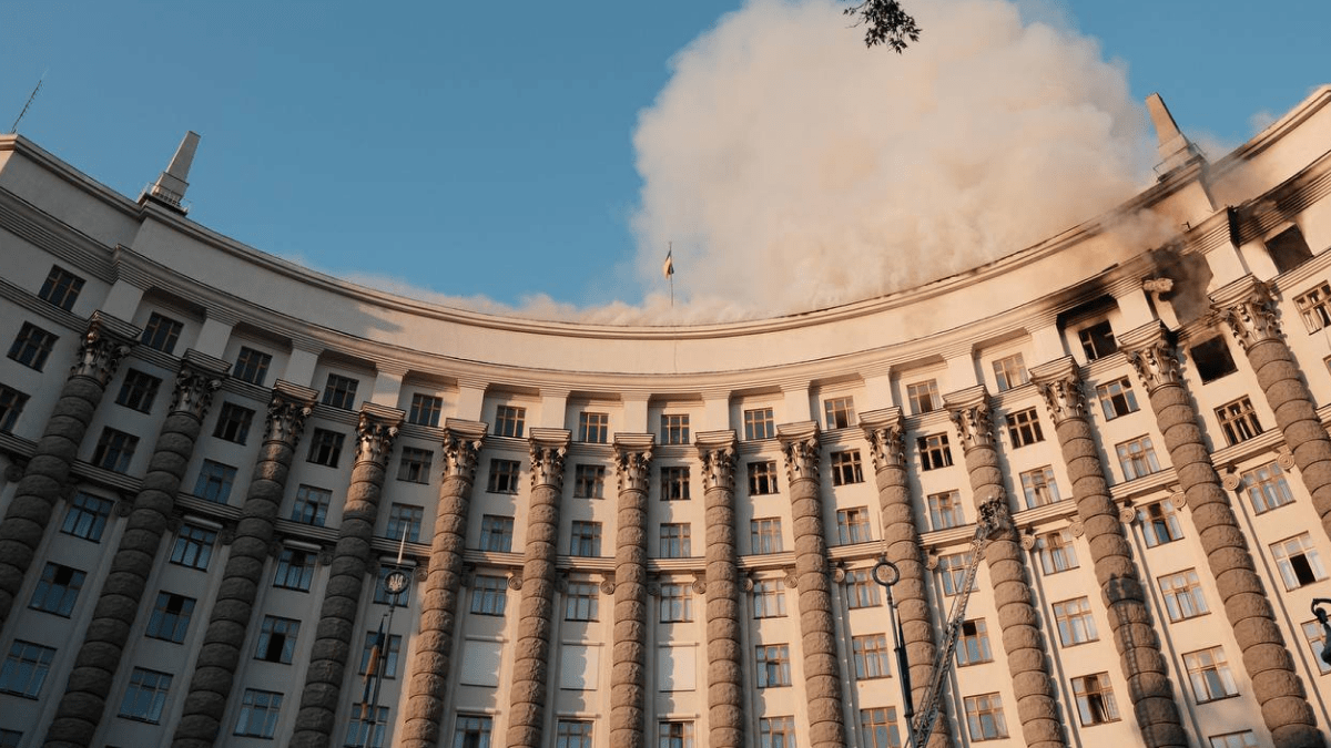 У будівлі Кабміну проведуть протиаварійні роботи після атаки рф