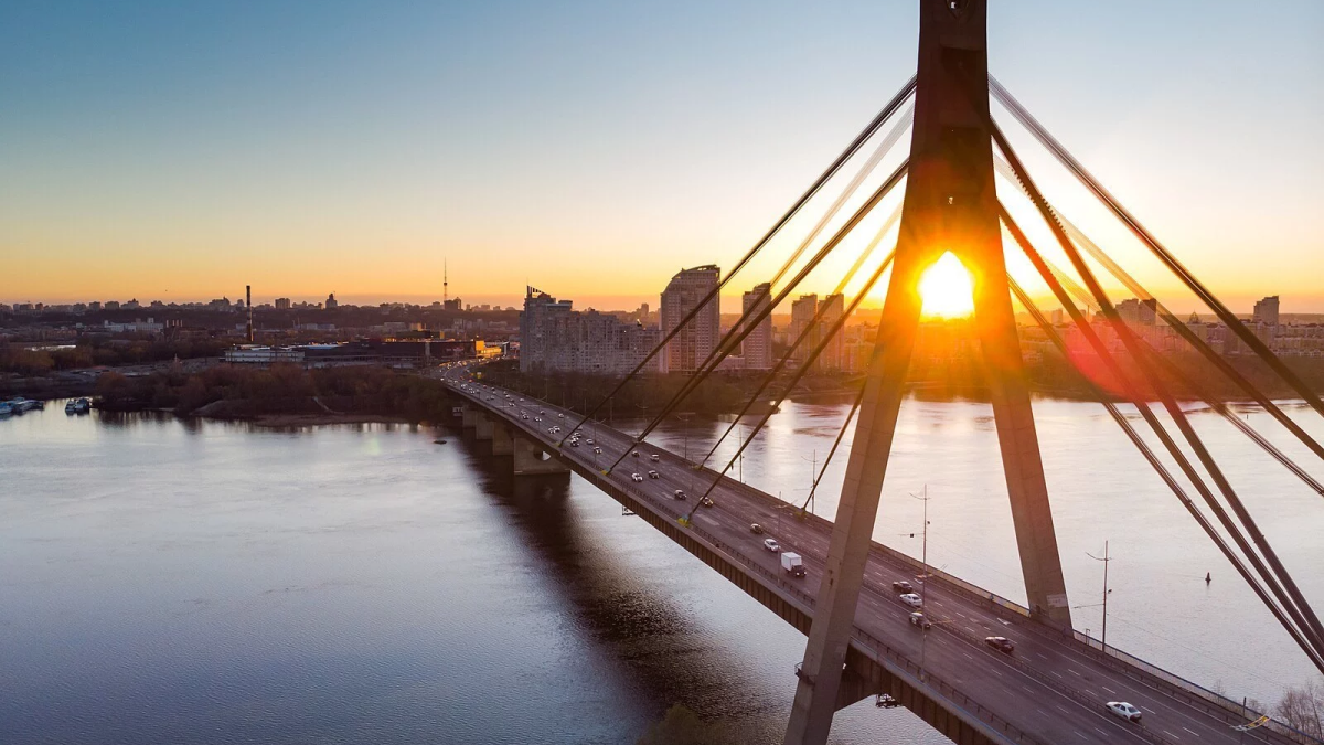 У Києві тимчасово обмежать рух Північним мостом: яка причина