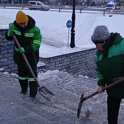Немає кому прибирати тротуари від снігу: у Києві дефіцит комунальників - 412x412
