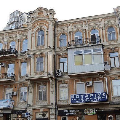 У Києві демонтували балкон, який псував фасад будівлі на Бессарабці - 412x412