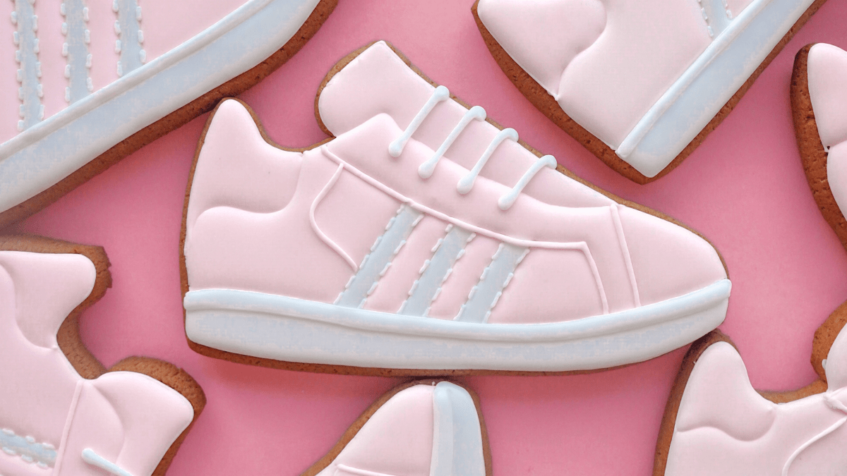 Кошти йдуть на реабілітацію після втрати кінцівок: Namelaka разом з adidas створили пряник у формі кросівка