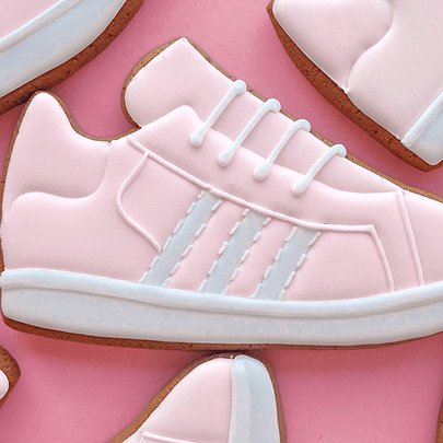 Кошти йдуть на реабілітацію після втрати кінцівок: Namelaka разом з adidas створили пряник у формі кросівка - 412x412