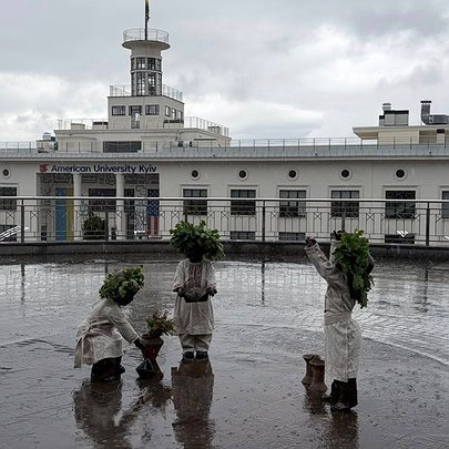 На Поштовій площі до Дня міста перевдягнули малюків-засновників Києва: фото - 412x412