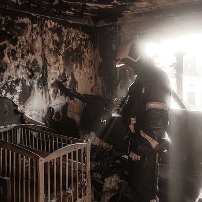 Атака на Київ: рятувальник приїхав гасити пожежу у власній квартирі - 412x412