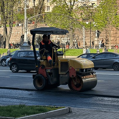 З понеділка у Києві проведуть ремонт доріг на ще кількох ділянках: деталі - 412x412