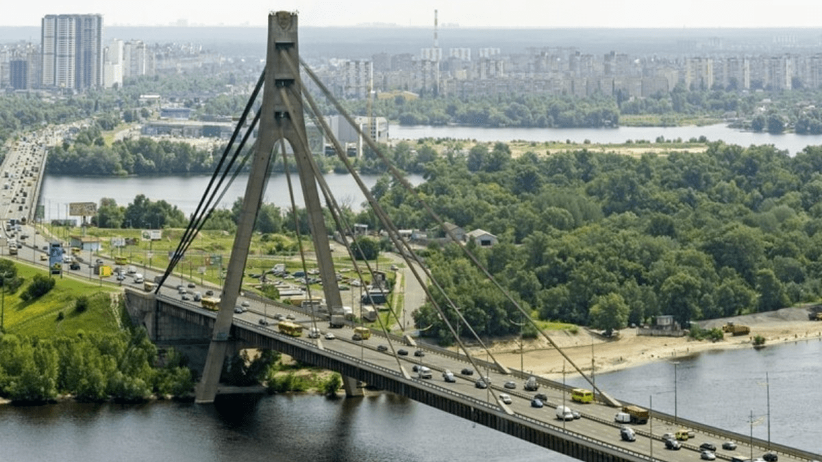 У Києві на мосту через Десенку вводять реверсний рух: графік