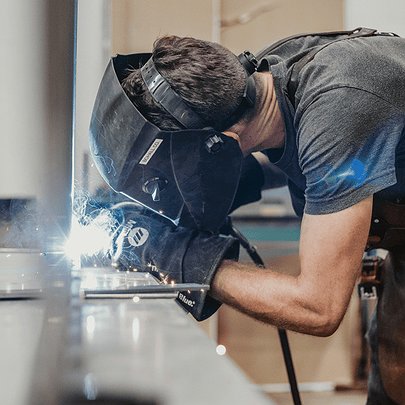 У Києві запрошують на безплатне навчання на сантехніка та зварника - 412x412