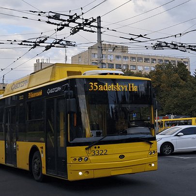 У Києві відновили рух громадського транспорту на ділянках, де діяли обмеження після атаки - 412x412