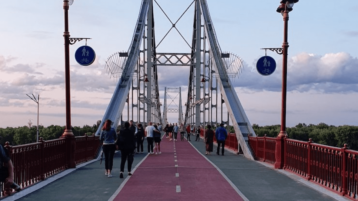 У Києві закривають пішохідний міст на Труханів острів