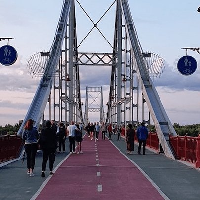 У Києві закривають пішохідний міст на Труханів острів - 412x412