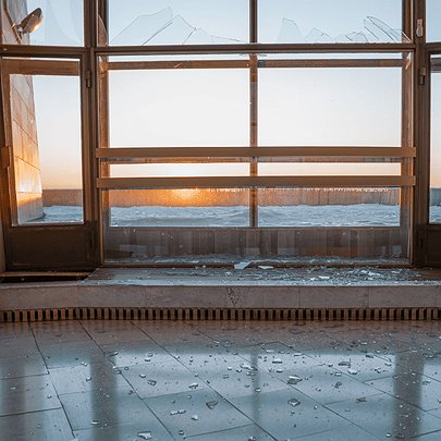 Під час атаки на Київ росіяни пошкодили зал слави у Музеї війни: фото - 412x412