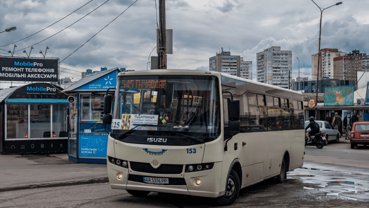 Росія під час атаки на Київ пошкодила близько 70 маршруток: які рейси скоротили