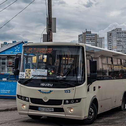 Росія під час атаки на Київ пошкодила близько 70 маршруток: які рейси скоротили - 412x412