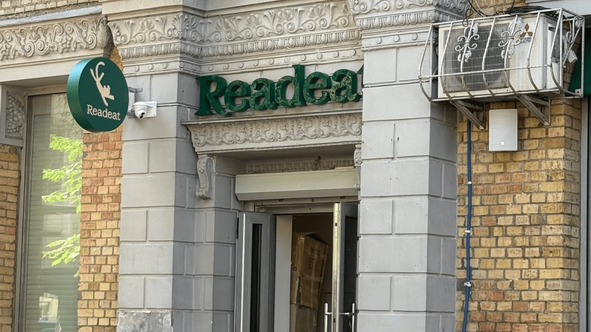 У центрі Києва відкрили нову книгарню Readeat